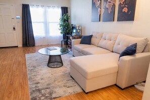 TV connectée, baby-foot, livres