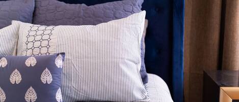 2 室のベッドルーム、デスク、アイロン / アイロン台、旅行用ベビーベッド