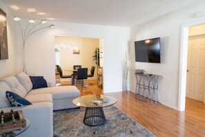 TV connectée, baby-foot, livres