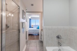 Combined shower/bathtub, hair dryer, towels, soap - Grand Panama Beach Resort - Panama City Beach - 2B2B with Fantastic Gulf Views (Panama City Beach)