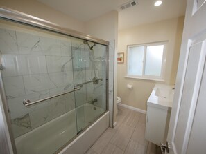 Combined shower/bathtub, hair dryer, towels, soap