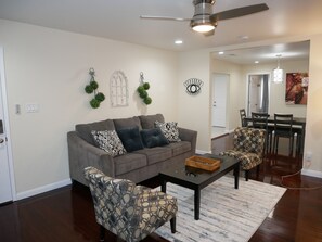 Smart TV - 3B/2Bth + Dinning in Historical Tower District (Fresno)