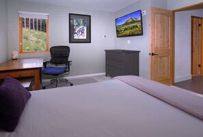 3 bedrooms, desk, travel cot, WiFi