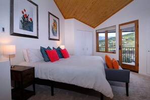 3 bedrooms, desk, travel cot, WiFi - Eagle's Nest, Comfortable,  Great Location,Hot tub (Mt. Crested Butte)