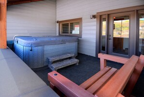 Outdoor spa tub - Eagle's Nest, Comfortable,  Great Location,Hot tub (Mt. Crested Butte)
