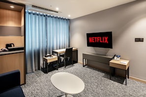 Signature Suite | Living area | 43-inch LED TV with digital channels, TV, Netflix - Icheon Sky Sun Hotel (Icheon)