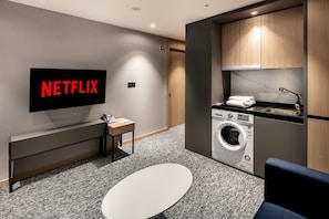 Signature Suite | Living area | 43-inch LED TV with digital channels, TV, Netflix - Icheon Sky Sun Hotel (Icheon)