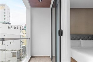 Studio | Een minibar, een bureau, beddengoed