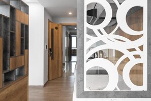 Studio | Een minibar, een bureau, beddengoed