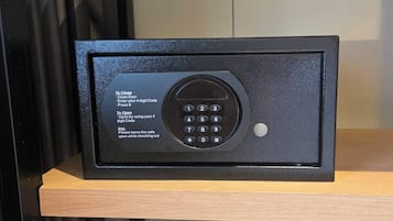 Un coffre-fort doté d’un clavier numérique, d’instructions pour l’ouvrir et le fermer, et d’un petit trou pour une clé.