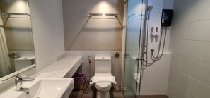 Douche, douche à « effet pluie », articles de toilette gratuits