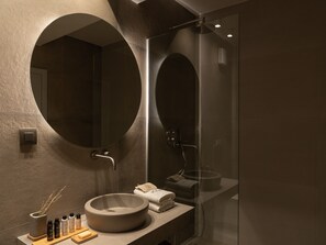 Regadera, secadora de cabello, toallas, jabón 