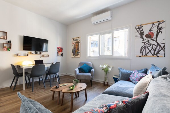 26-inch flat-screen TV with cable channels, TV - Artistic Downtown Vibe Apt in Florentin (Tel Aviv)