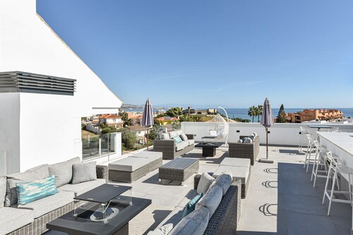 Luxury apartment with 2 bedrooms at 5 min walk from beach and commercial centre