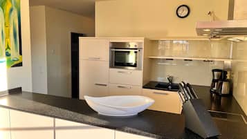 Fridge, oven, dishwasher, coffee/tea maker