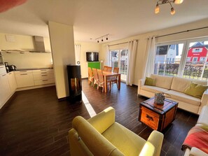TV, fireplace