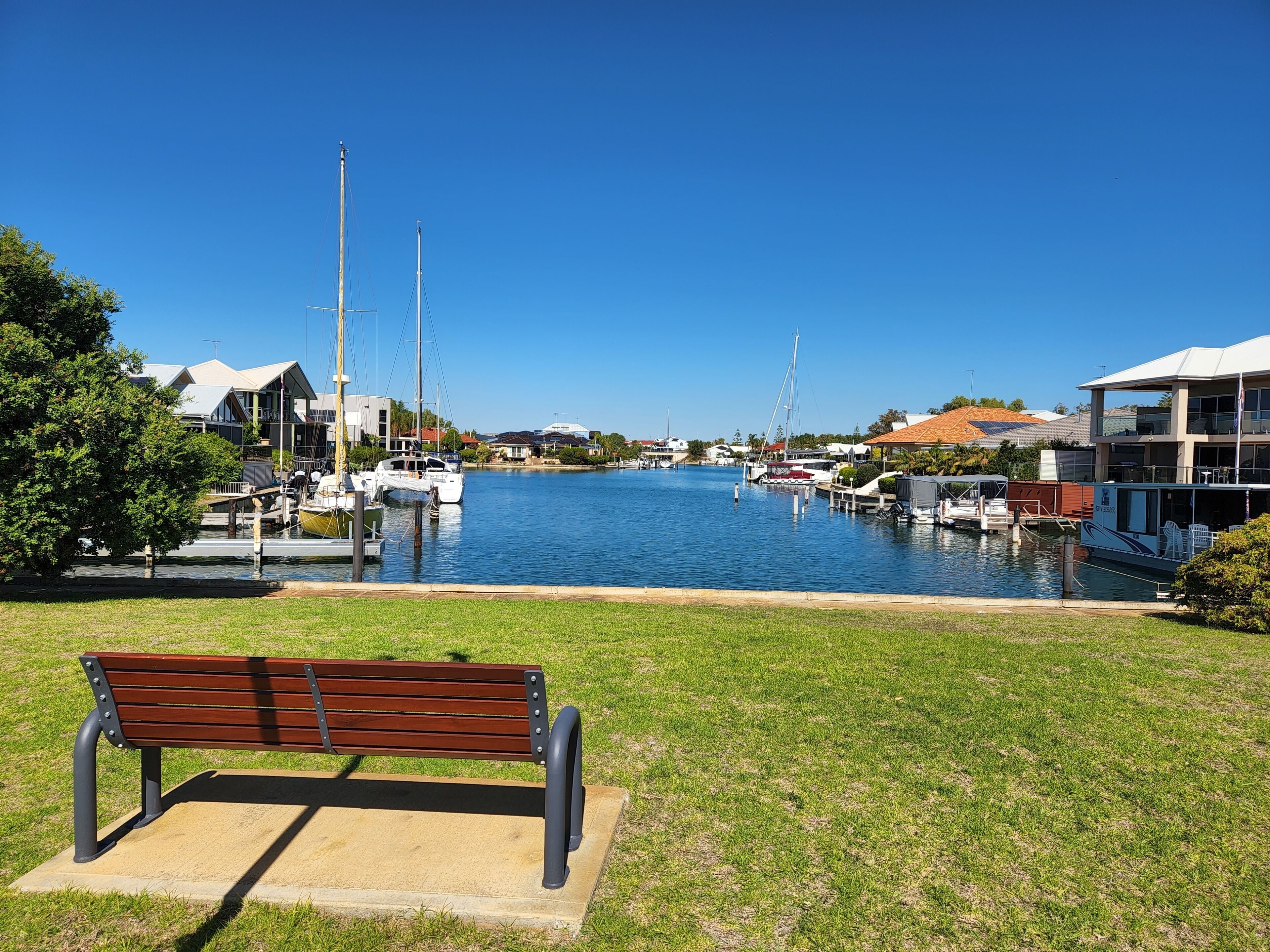 Canalside home in quiet cul de sac on Park in central Halls Head. 