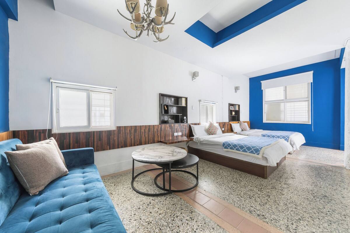 Quarto quádruplo superior | Escrivaninha, Wi-Fi de cortesia, roupa de cama