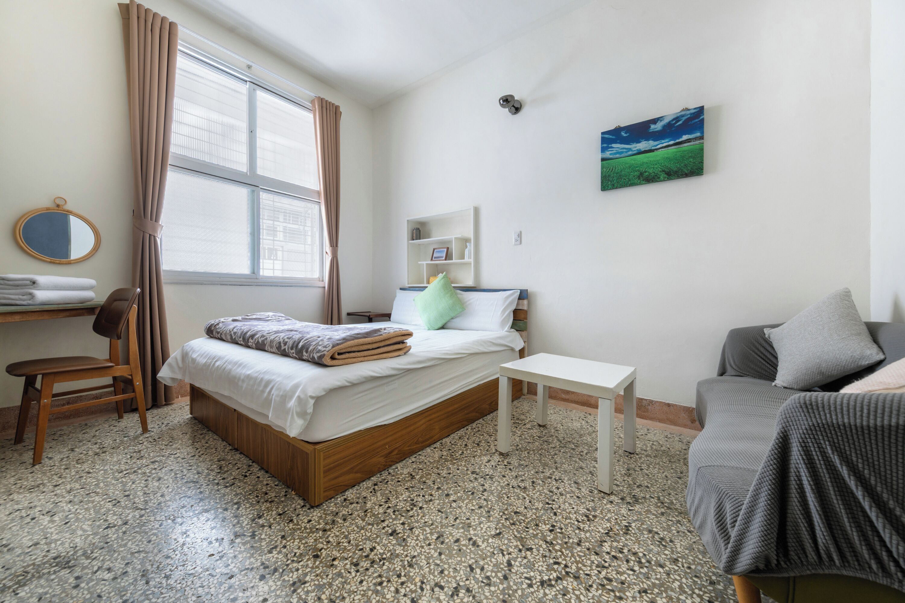 Quarto casal standard, banheiro compartilhado | Escrivaninha, Wi-Fi de cortesia, roupa de cama