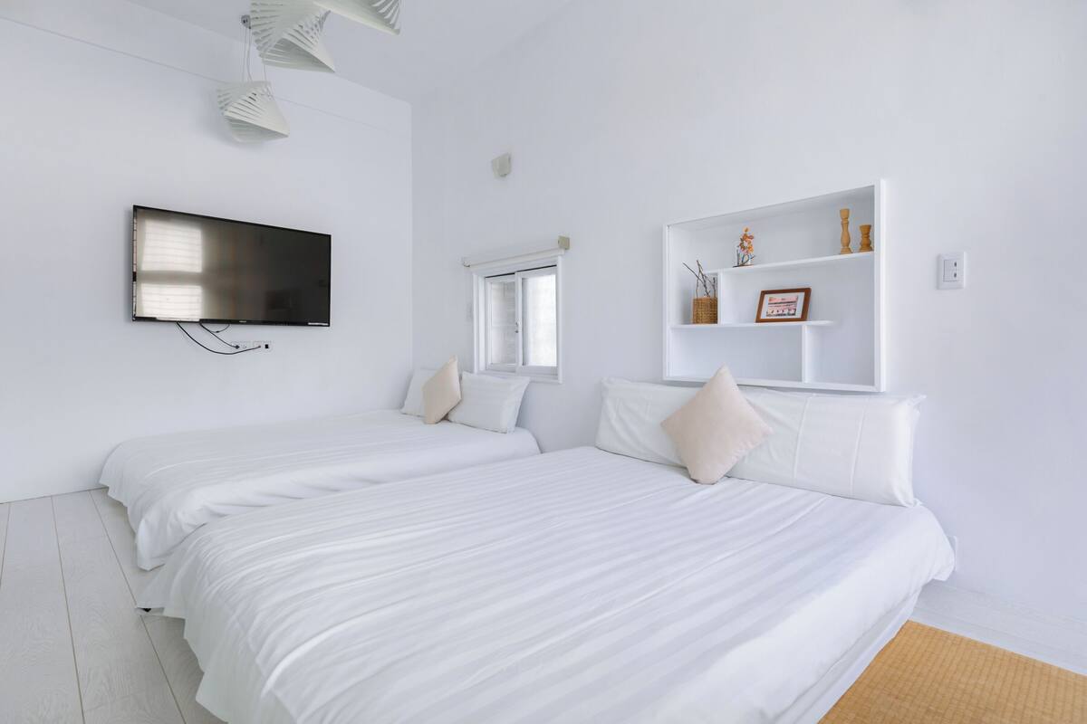 Quarto quádruplo | Escrivaninha, Wi-Fi de cortesia, roupa de cama