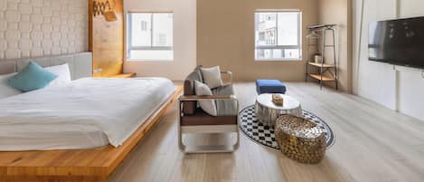 Rom – deluxe, massasjebadekar | Skrivebord, wi-fi (inkludert) og sengetøy