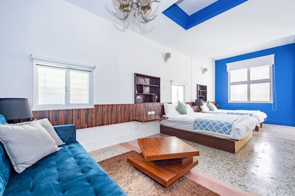 Quarto quádruplo superior | Escrivaninha, Wi-Fi de cortesia, roupa de cama