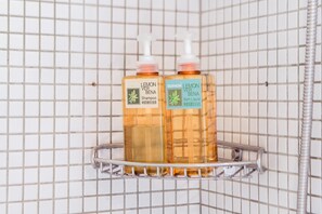 Quarto solteiro superior, banheiro compartilhado | Banheiro | Chinelos, toalhas de banho