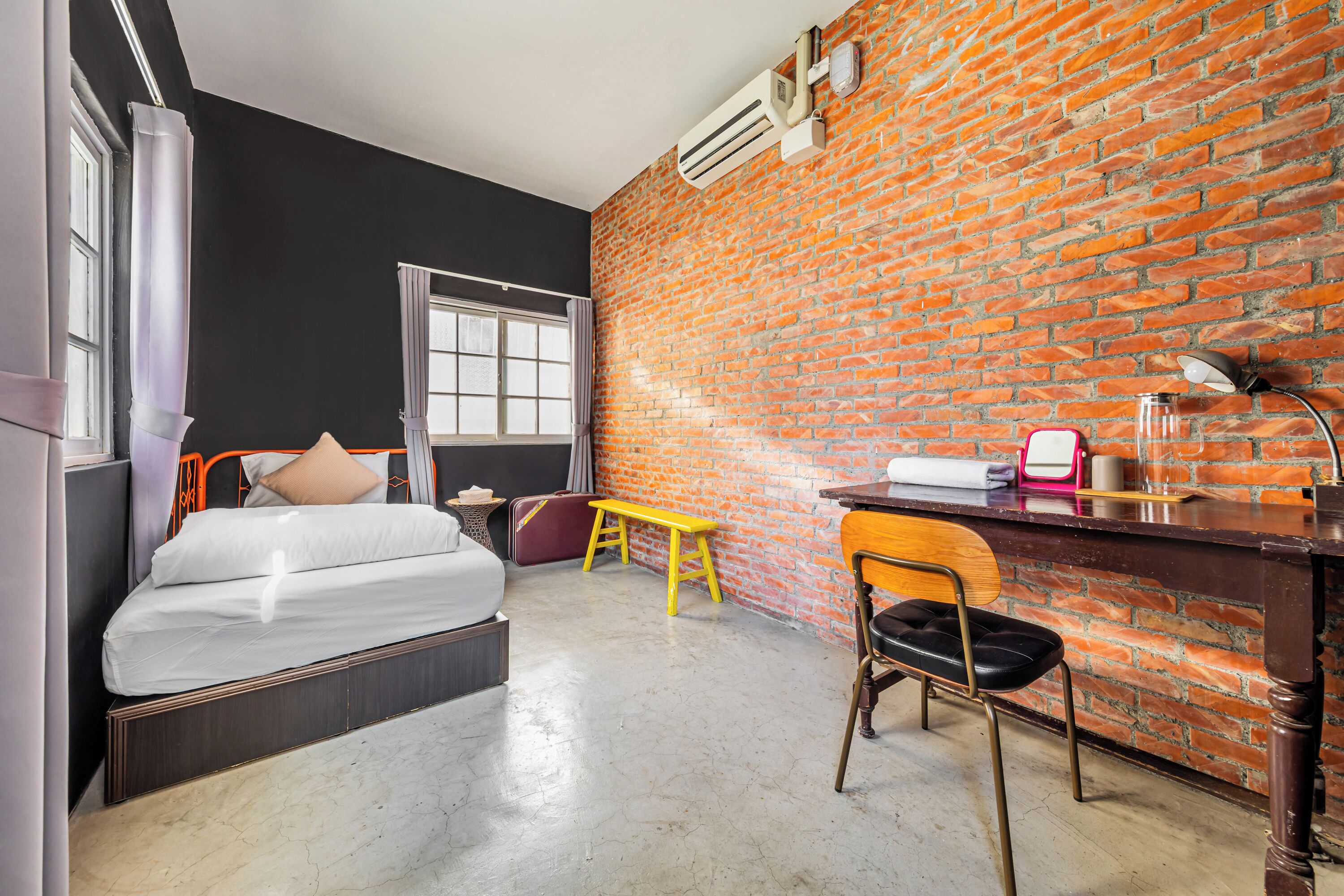 Quarto solteiro superior, banheiro compartilhado | Escrivaninha, Wi-Fi de cortesia, roupa de cama