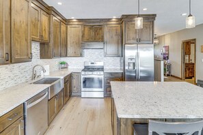 Geladeira, micro-ondas, cooktop, lava-louças