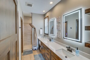 Articles de toilette gratuits, sèche-cheveux, serviettes fournies