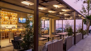 Breakfast, lunch and dinner served