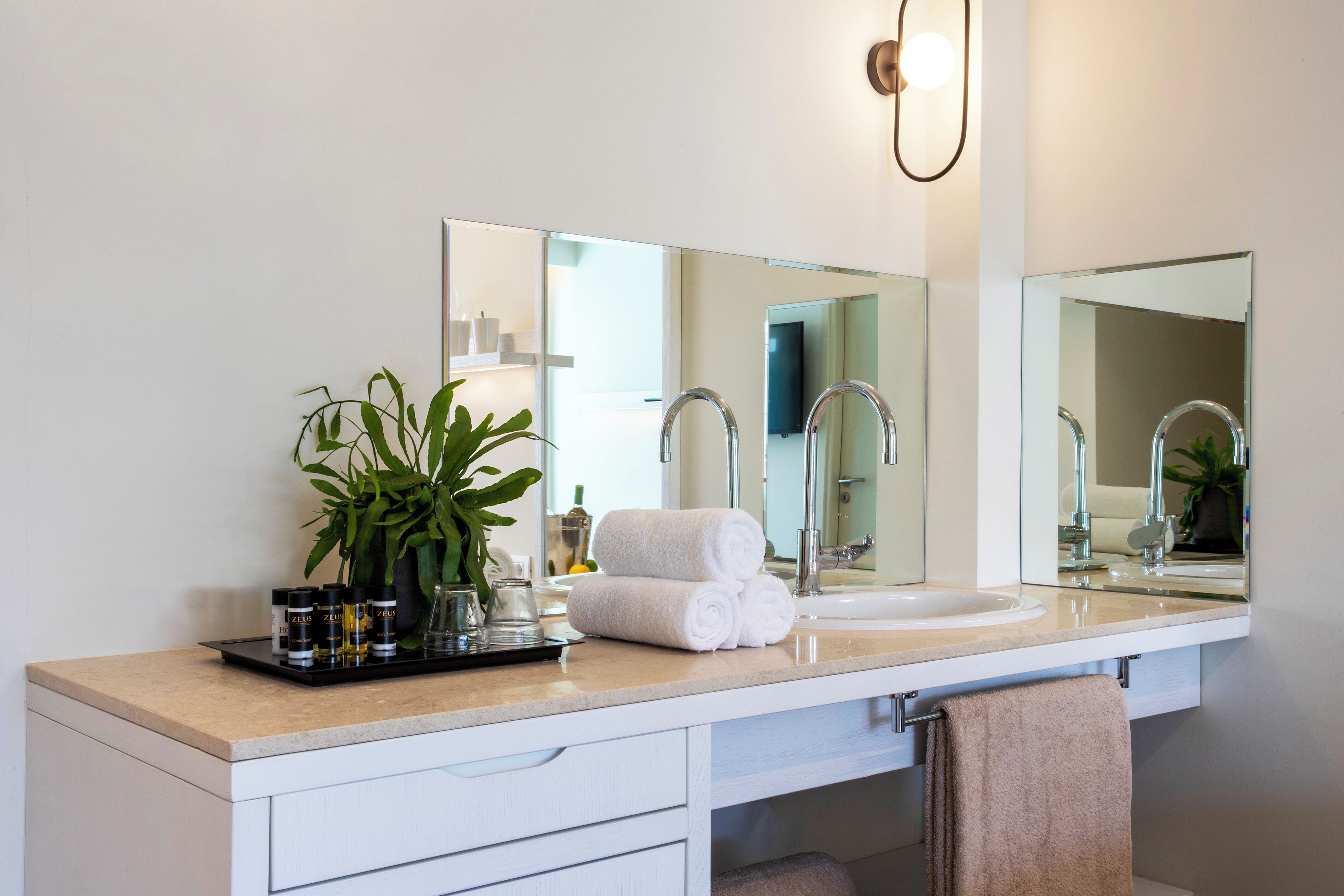 family room open plan | 1 bedroom, in-room safe, desk, laptop workspace