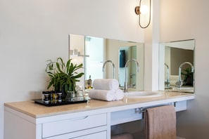 Family Room Open Plan | In-room safe, desk, laptop workspace, blackout drapes - Kosea Boutique Hotel (Kos)