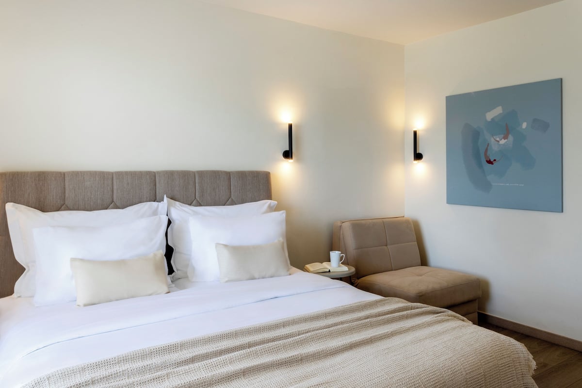 1 Schlafzimmer, Zimmersafe, Schreibtisch, laptopgeeigneter Arbeitsplatz