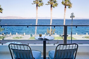 Chambre familiale, 1 chambre, vue sur la mer | Terrain de l’hébergement 