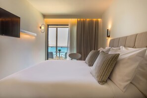 Quarto família, 1 quarto, vista para o mar | Cofres nos quartos, escrivaninha, espaço de trabalho para notebook