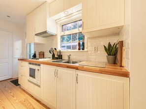 Kjøleskap og oppvaskmaskin