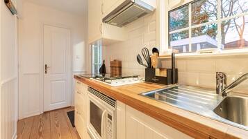 Een koelkast, een vaatwasser