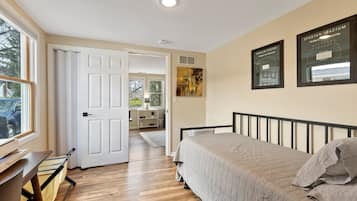 2 bedrooms, desk, iron/ironing board, free WiFi