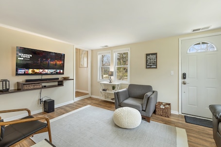 Smart TV, stereo, printers. East Lansing 2BR steps from MSU — Private patio
