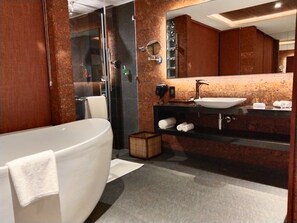 Estate villas with Verandah | Bathroom | Hair dryer, bathrobes, slippers, towels