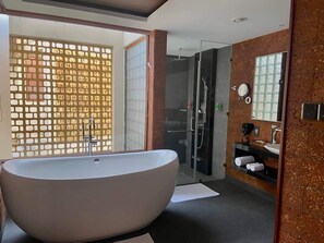 Minibar, caja fuerte, sistema de insonorización