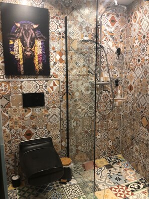 Douche, serviettes fournies, savon, papier toilette