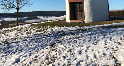 Kunstvoll eingerichtetes Ferienhaus mit Wellnessbereich