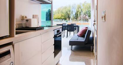 Phaedrus Living: Seaside Luxury Flat Harbour 105