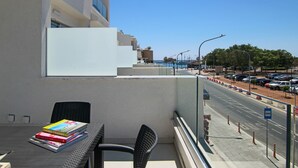 A balcony with a view of a street and parked cars. - Phaedrus Living: Seaside Luxury Flat Harbour 105 (Paphos)