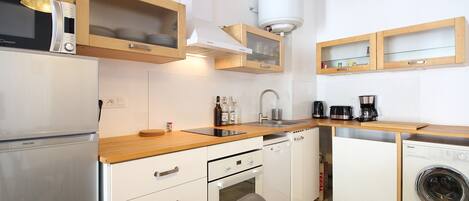 Fridge, oven, coffee/tea maker, toaster