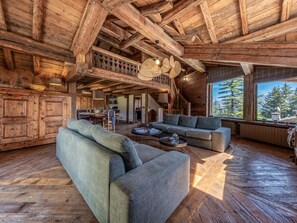 TV - Family Chalet with Spa in Courchevel 1850 – Ski-In/Ski-Out, Fireplace, Concierge Services (Courchevel)