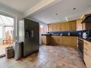 Fridge, microwave, oven, stovetop - Bright & Cosy ~ Jacuzzi ~ Log Burner ~ King Beds! (Tangmere)
