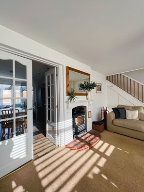 Smart TV, fireplace, stereo - Bright & Cosy ~ Jacuzzi ~ Log Burner ~ King Beds! (Tangmere)